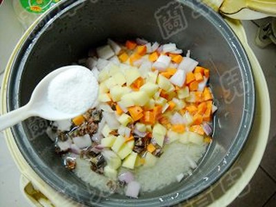 臘味地三鮮燜飯的做法-咸鮮味燜菜譜-易網(wǎng)健康養(yǎng)生網(wǎng) 臘味地三鮮燜飯的做法-咸鮮味燜菜譜