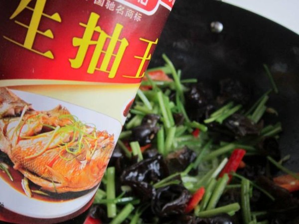 毛芹木耳炒雞蛋的做法-家常味炒菜譜-易網(wǎng)健康養(yǎng)生網(wǎng) 毛芹木耳炒雞蛋的做法-家常味炒菜譜