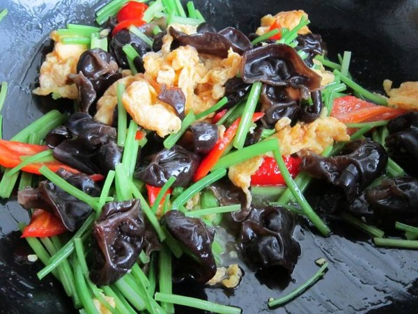 毛芹木耳炒雞蛋的做法-家常味炒菜譜-易網(wǎng)健康養(yǎng)生網(wǎng) 毛芹木耳炒雞蛋的做法-家常味炒菜譜