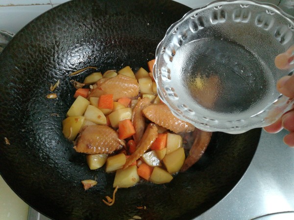 雞翅燉土豆的做法-家常味燉菜譜