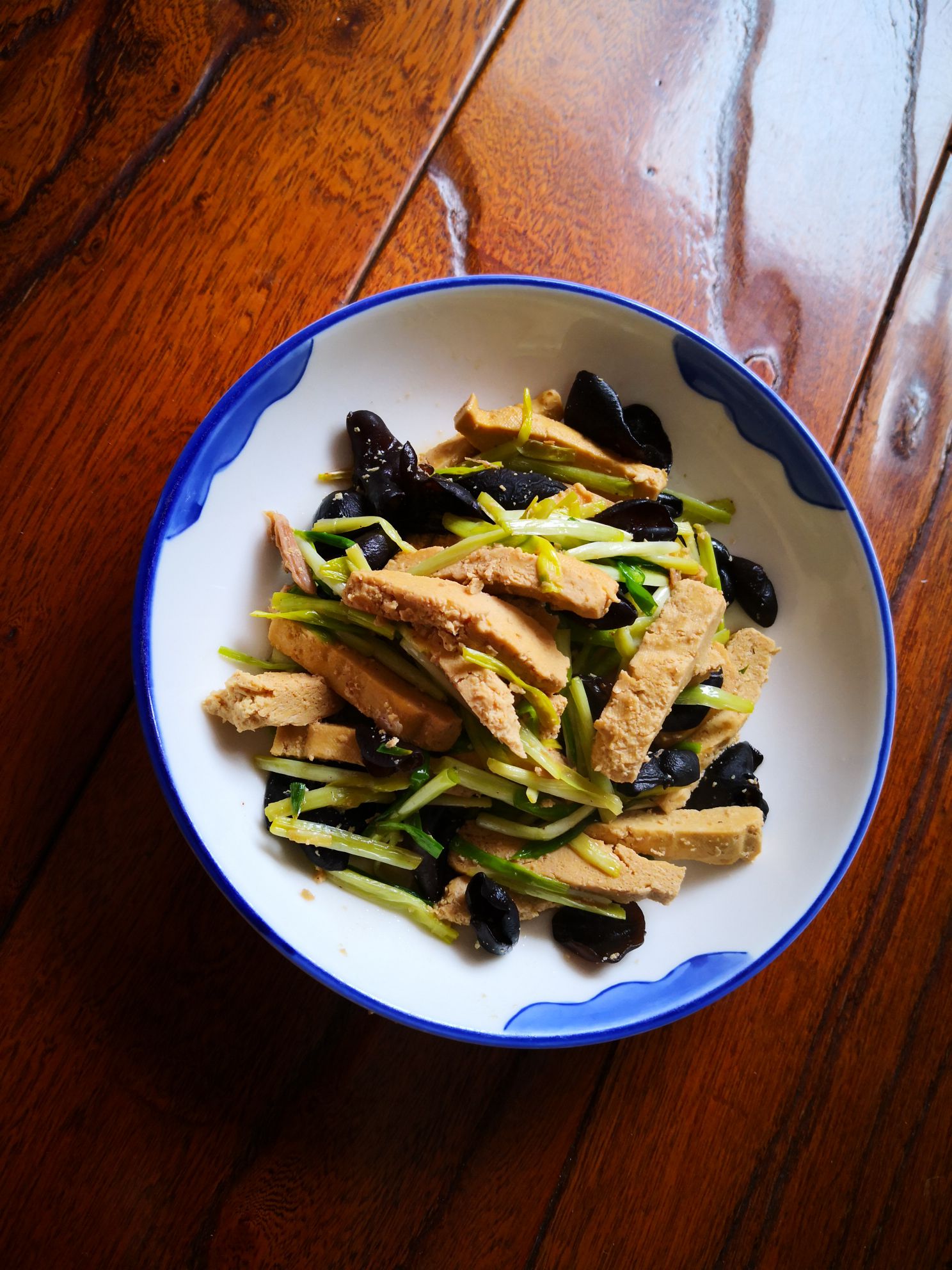 豆干炒木耳的做法-家常味炒菜譜