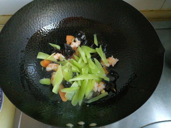 萵筍木耳炒蝦仁的做法-家常味炒菜譜-易網(wǎng)健康養(yǎng)生網(wǎng) 萵筍木耳炒蝦仁的做法-家常味炒菜譜