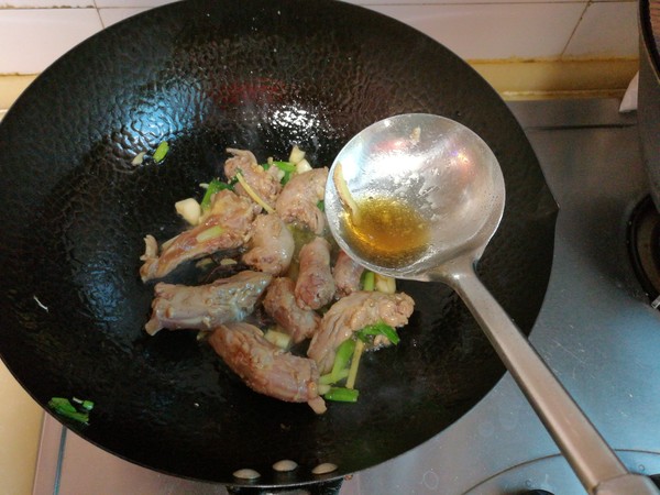 雞脖子燉土豆的做法-家常味燉菜譜-易網(wǎng)健康養(yǎng)生網(wǎng) 雞脖子燉土豆的做法-家常味燉菜譜