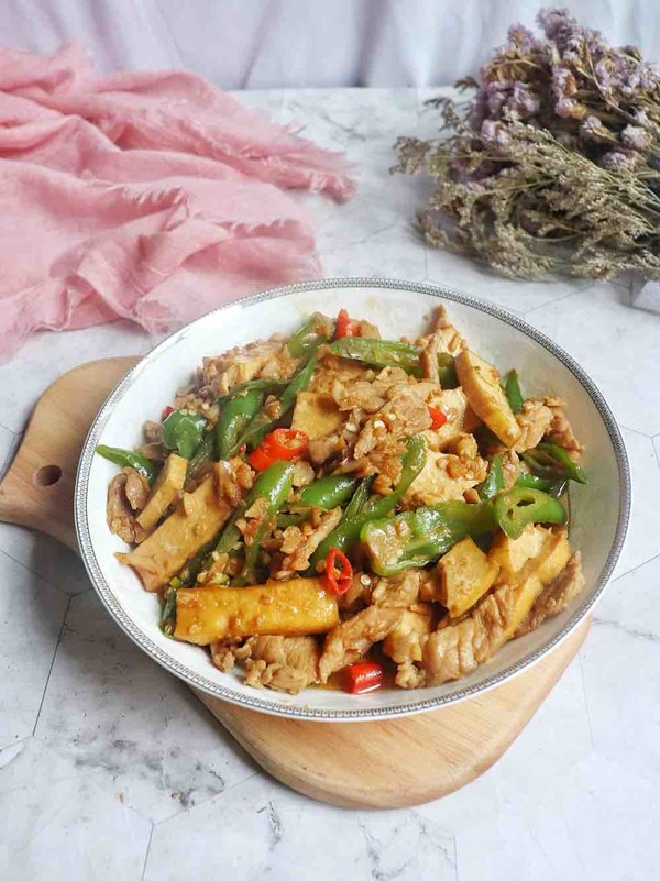 香干炒肉的做法-香辣味炒菜譜-易網健康養生網 香干炒肉的做法-香辣味炒菜譜