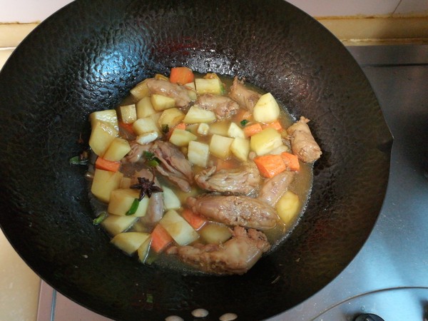 雞脖子燉土豆的做法-家常味燉菜譜-易網(wǎng)健康養(yǎng)生網(wǎng) 雞脖子燉土豆的做法-家常味燉菜譜