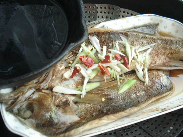 清蒸海鱸魚的做法-咸鮮味蒸菜譜-易網(wǎng)健康養(yǎng)生網(wǎng) 清蒸海鱸魚的做法-咸鮮味蒸菜譜