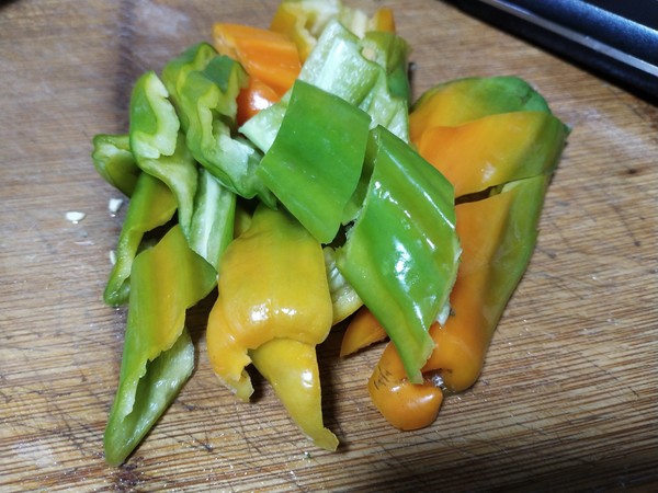 黃瓜炒麻辣香腸的做法-家常味炒菜譜-易網健康養生網 黃瓜炒麻辣香腸的做法-家常味炒菜譜