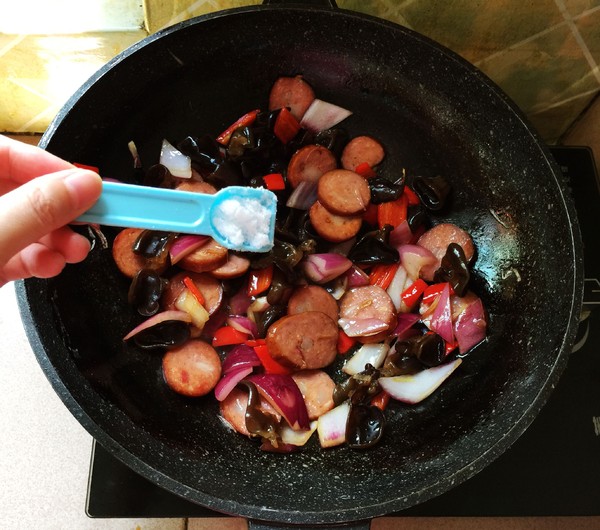 小炒紅腸的做法-家常味炒菜譜-易網(wǎng)健康養(yǎng)生網(wǎng) 小炒紅腸的做法-家常味炒菜譜