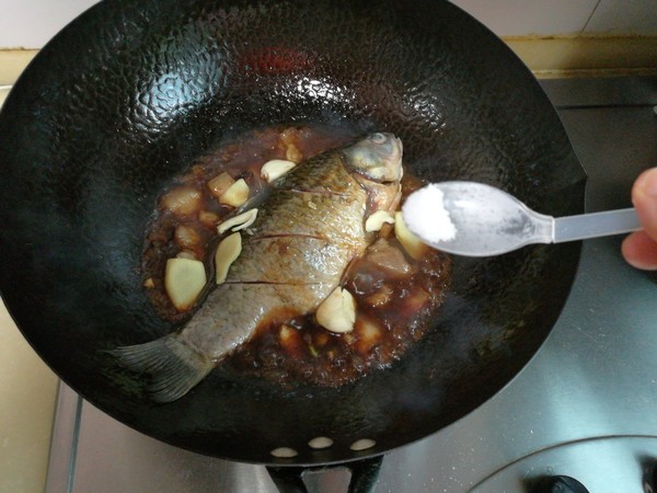 回鍋肉燉鯽魚的做法-家常味燉菜譜-易網健康養生網 回鍋肉燉鯽魚的做法-家常味燉菜譜