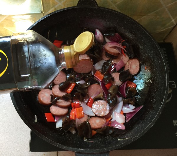 小炒紅腸的做法-家常味炒菜譜-易網(wǎng)健康養(yǎng)生網(wǎng) 小炒紅腸的做法-家常味炒菜譜