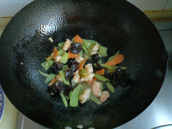 萵筍木耳炒蝦仁的做法-家常味炒菜譜-易網(wǎng)健康養(yǎng)生網(wǎng) 萵筍木耳炒蝦仁的做法-家常味炒菜譜