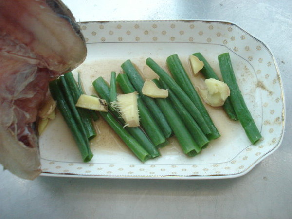 清蒸海鱸魚的做法-咸鮮味蒸菜譜-易網(wǎng)健康養(yǎng)生網(wǎng) 清蒸海鱸魚的做法-咸鮮味蒸菜譜