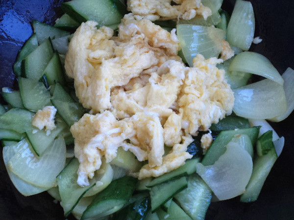 黃瓜洋蔥炒雞蛋的做法-咸鮮味炒菜譜-易網健康養生網 黃瓜洋蔥炒雞蛋的做法-咸鮮味炒菜譜