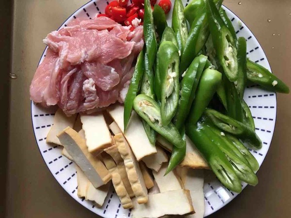 香干炒肉的做法-香辣味炒菜譜-易網<a href=http://www.jsjjzhkt.cn/ target=_blank class=infotextkey>健康養生</a>網 香干炒肉的做法-香辣味炒菜譜