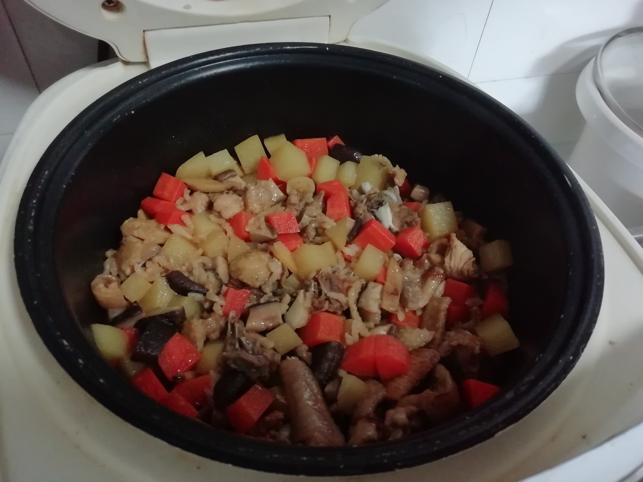 香菇燜雞飯的做法-咸鮮味炒菜譜-易網(wǎng)健康養(yǎng)生網(wǎng) 香菇燜雞飯的做法-咸鮮味炒菜譜