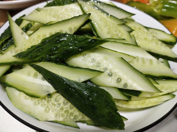 黃瓜炒麻辣香腸的做法-家常味炒菜譜-易網<a href=http://www.jsjjzhkt.cn/ target=_blank class=infotextkey>健康養生</a>網 黃瓜炒麻辣香腸的做法-家常味炒菜譜