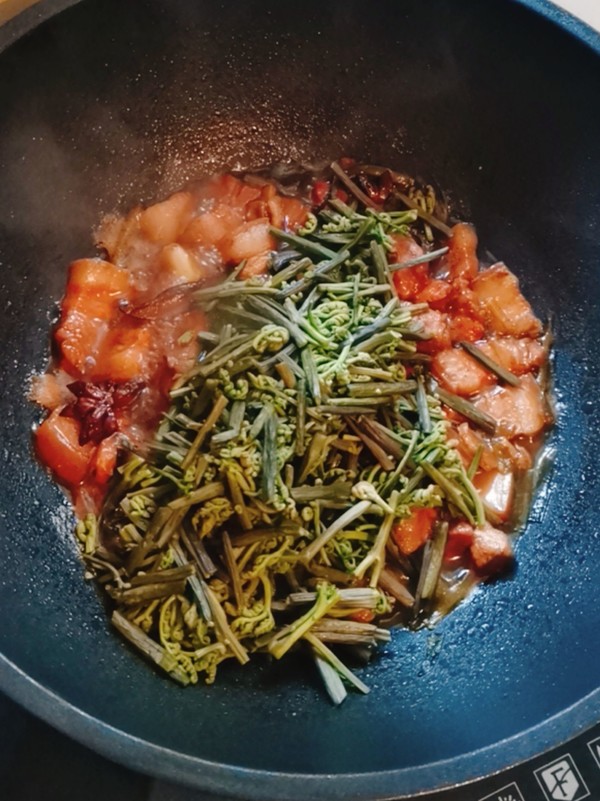 蕨菜燒肉的做法-咸鮮味燒菜譜-易網健康養生網 蕨菜燒肉的做法-咸鮮味燒菜譜