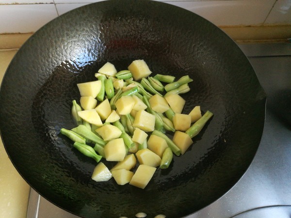 土豆豆角燉雞翅的做法-家常味燉菜譜-易網健康養生網 土豆豆角燉雞翅的做法-家常味燉菜譜