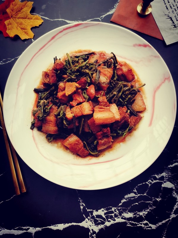 蕨菜燒肉的做法-咸鮮味燒菜譜-易網健康養生網 蕨菜燒肉的做法-咸鮮味燒菜譜