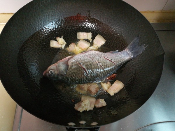 回鍋肉燉鯽魚的做法-家常味燉菜譜-易網健康養生網 回鍋肉燉鯽魚的做法-家常味燉菜譜