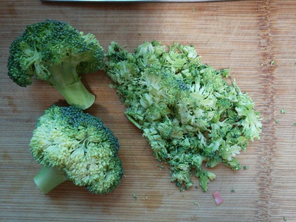 西蘭花菜餅的做法-家常味煎菜譜-易網<a href=http://www.jsjjzhkt.cn/ target=_blank class=infotextkey>健康養生</a>網 西蘭花菜餅的做法-家常味煎菜譜