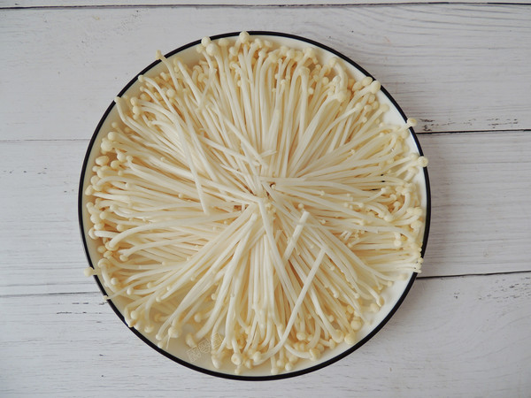 蒜蓉金針菇蒸雞胸肉的做法-家常味蒸菜譜-易網健康養(yǎng)生網 蒜蓉金針菇蒸雞胸肉的做法-家常味蒸菜譜