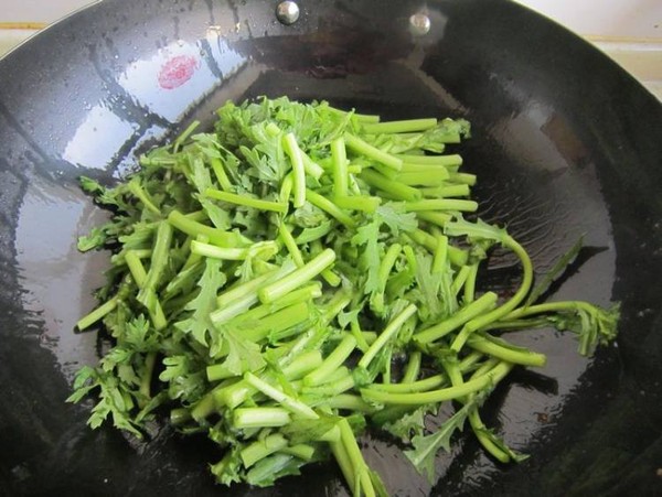 茼蒿炒雞蛋的做法-家常味炒菜譜