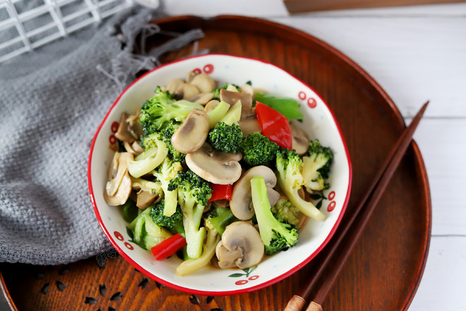 西蘭花炒口蘑的做法-家常味炒菜譜