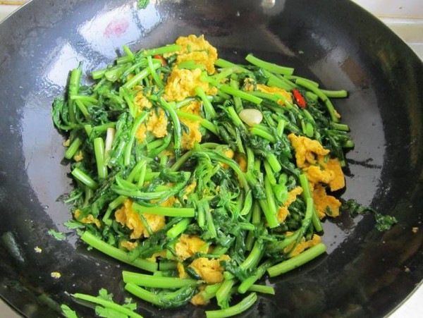 茼蒿炒雞蛋的做法-家常味炒菜譜