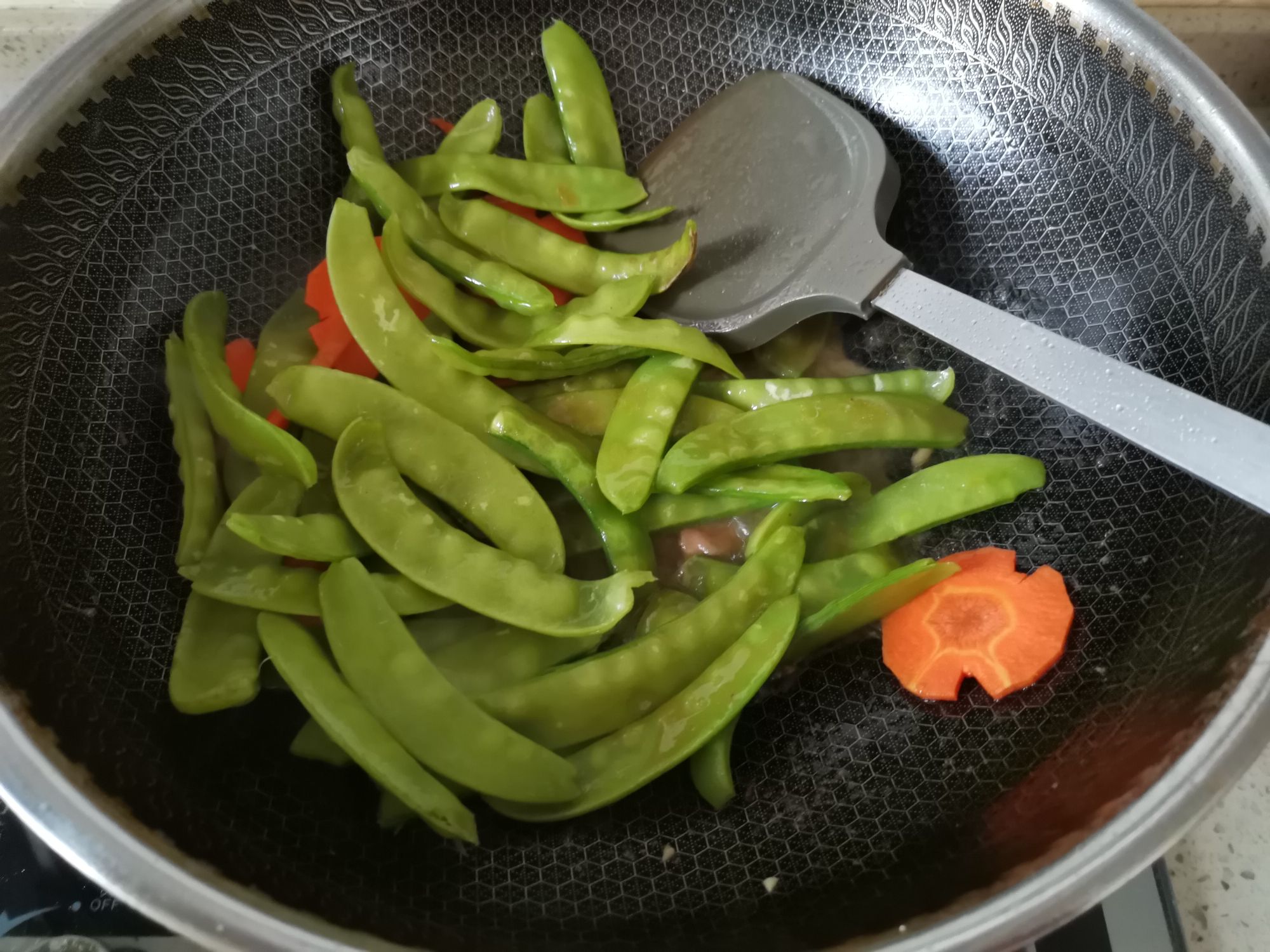 荷蘭豆炒雞雜的做法-咸鮮味炒菜譜