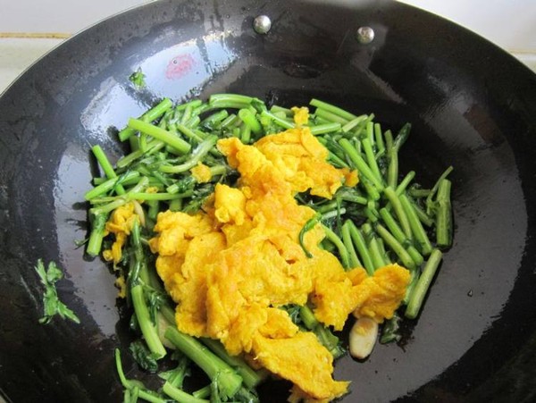 茼蒿炒雞蛋的做法-家常味炒菜譜
