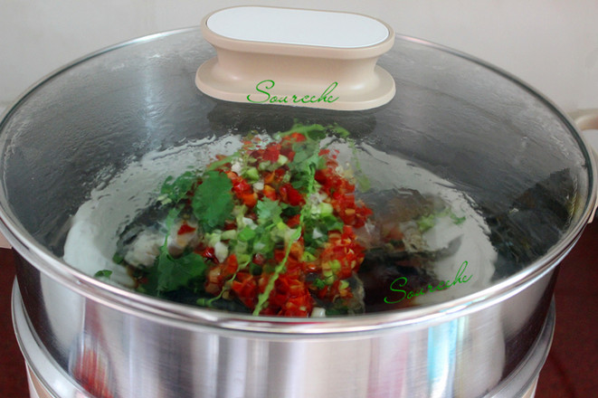 剁椒蒸魚頭的做法-香辣味蒸菜譜