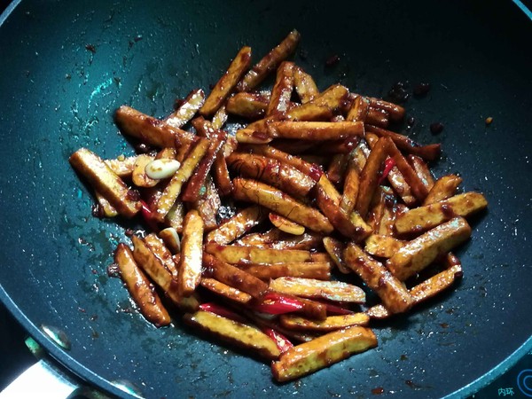 蒜苗辣炒香干的做法-醬香味炒菜譜
