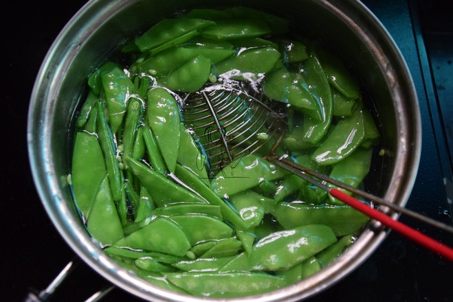 臘腸炒荷蘭豆的做法-家常味炒菜譜-易網健康養生網 臘腸炒荷蘭豆的做法-家常味炒菜譜