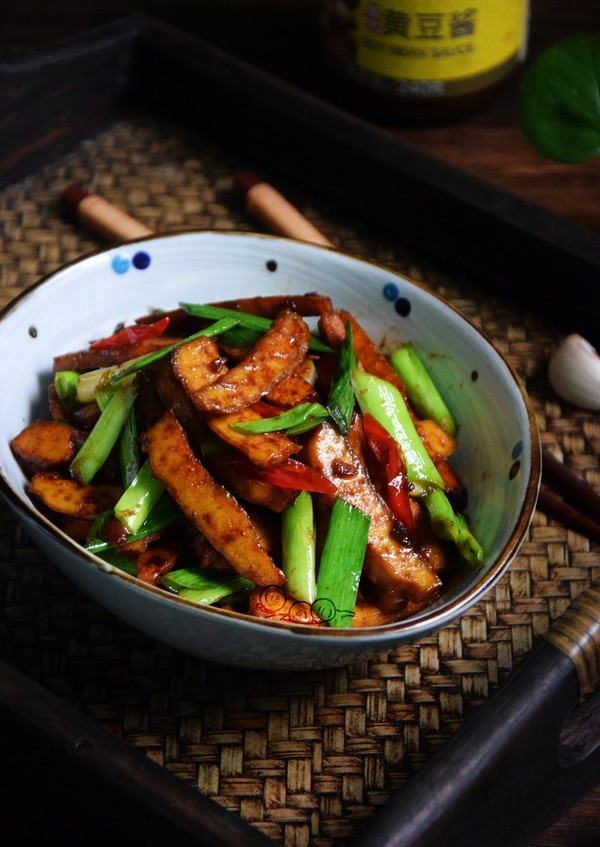 蒜苗辣炒香干的做法-醬香味炒菜譜
