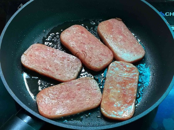 酸青瓜午餐肉卷餅的做法-家常味煎菜譜