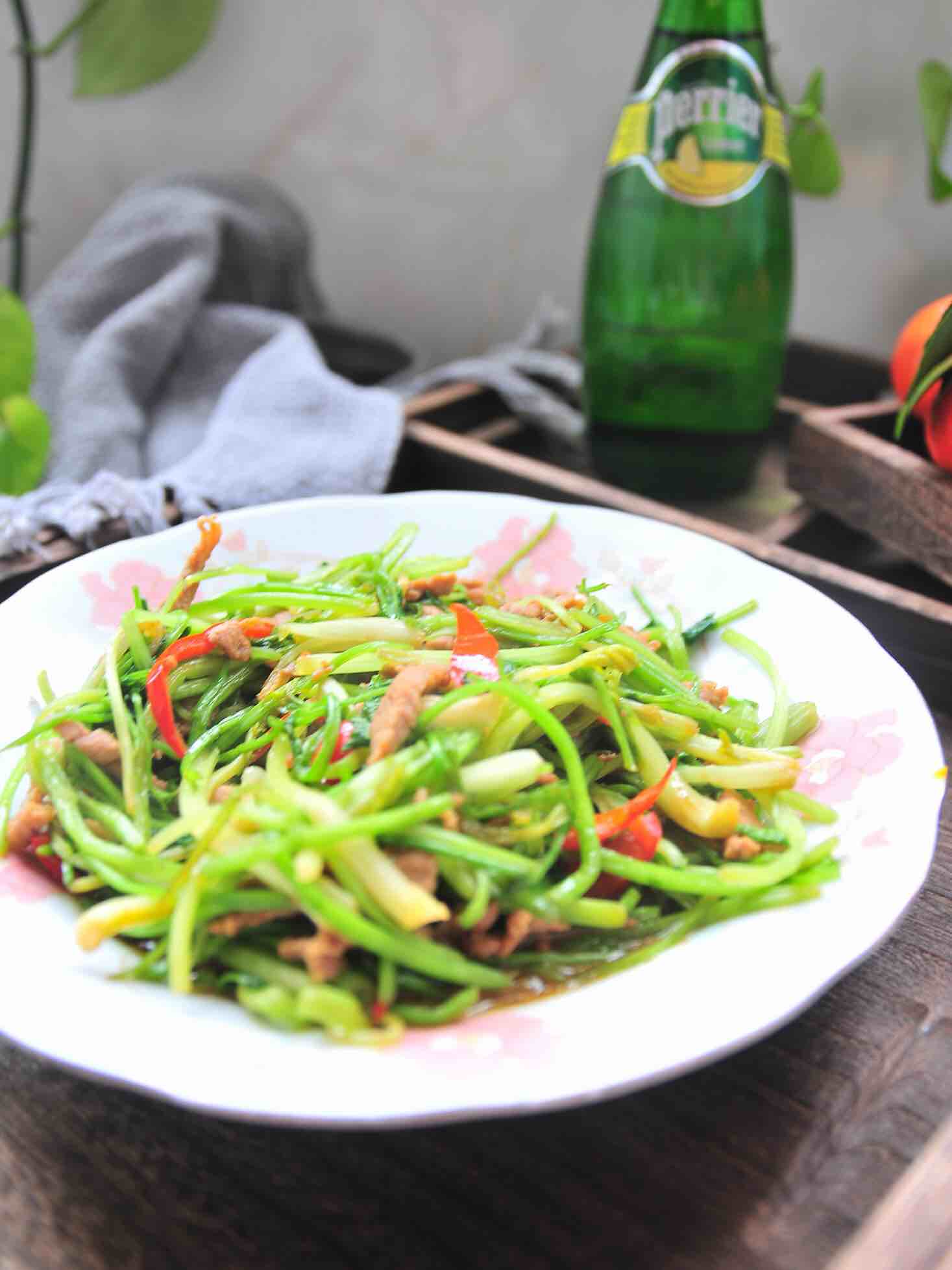 炒芹菜的做法-家常味炒菜譜