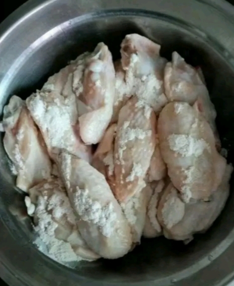 黃梔雞翅的做法-家常味煮菜譜