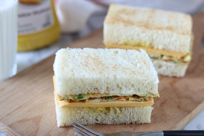 煎蛋奶酪三明治的做法-家常味煎菜譜-易網健康養生網 煎蛋奶酪三明治的做法-家常味煎菜譜