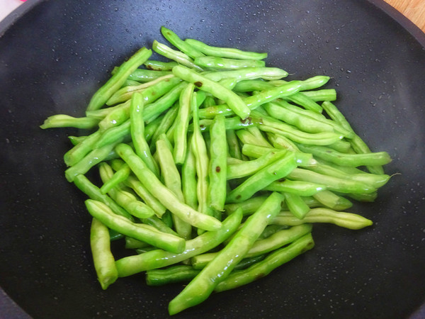 蒜香豆角的做法-蒜香味炒菜譜-易網健康養生網 蒜香豆角的做法-蒜香味炒菜譜