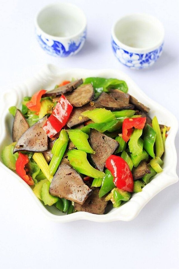 芹菜炒豬肝的做法-家常味炒菜譜-易網健康養生網 芹菜炒豬肝的做法-家常味炒菜譜