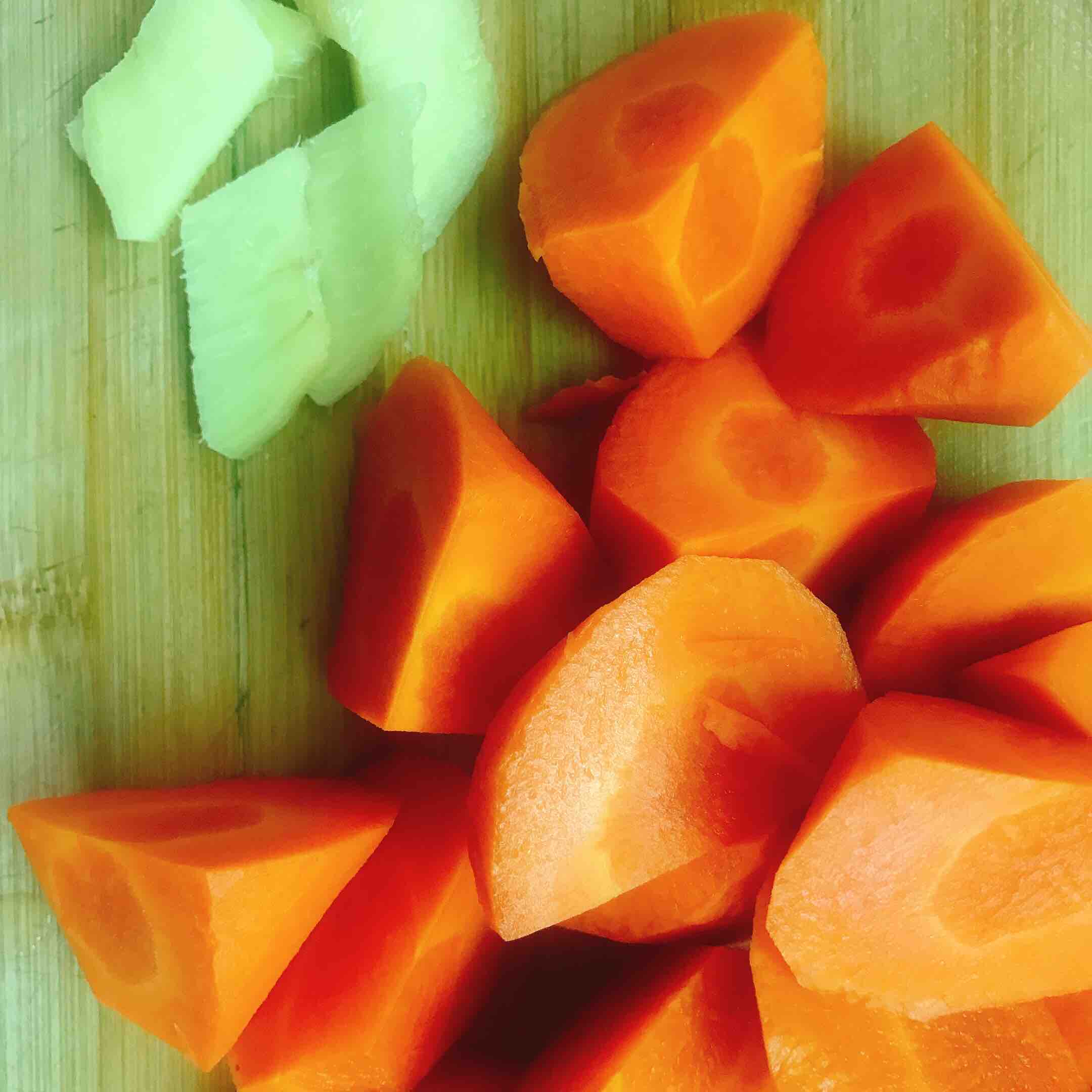 胡蘿卜燉烏雞湯的做法-咸鮮味煲菜譜