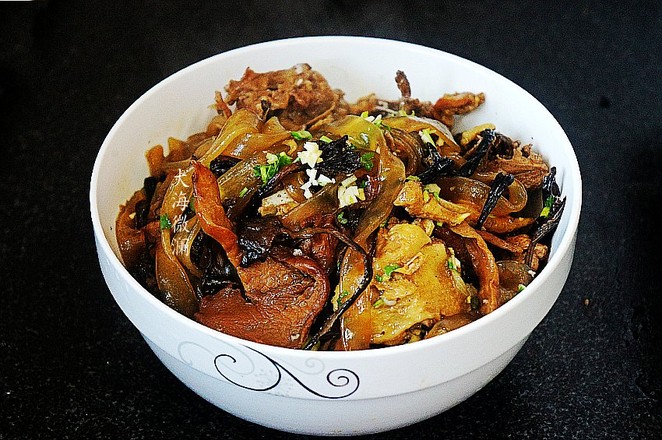 小雞燉蘑菇的做法-家常味燉菜譜