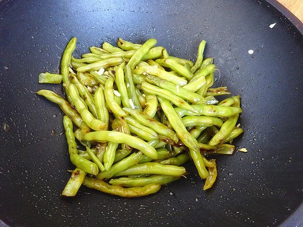 蒜香豆角的做法-蒜香味炒菜譜-易網健康養生網 蒜香豆角的做法-蒜香味炒菜譜