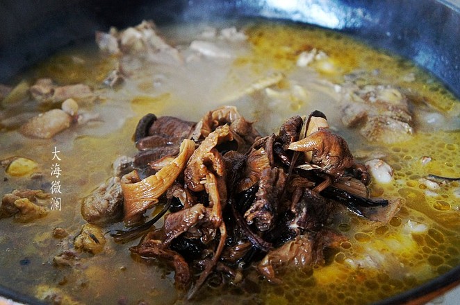 小雞燉蘑菇的做法-家常味燉菜譜-易網健康養生網 小雞燉蘑菇的做法-家常味燉菜譜