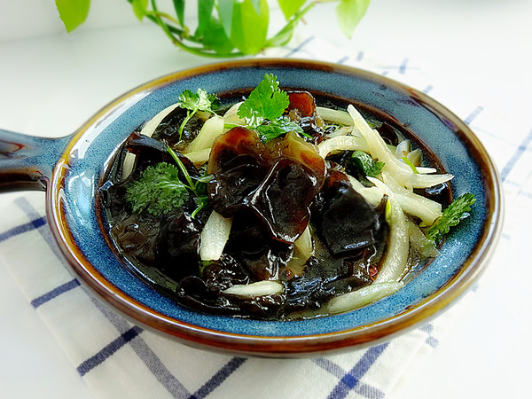 撈汁木耳的做法-咸鮮味拌菜譜-易網健康養生網 撈汁木耳的做法-咸鮮味拌菜譜