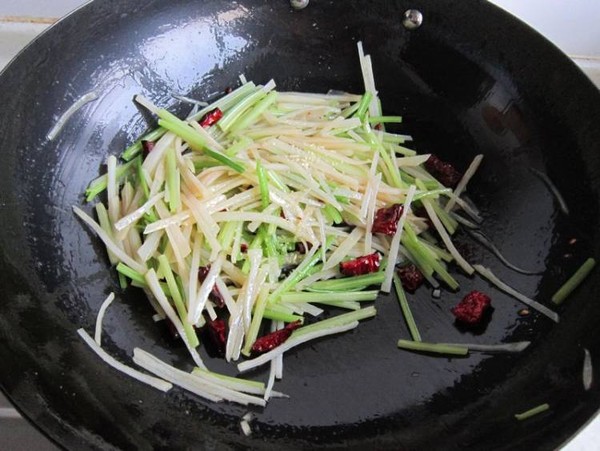 毛芹菜炒土豆的做法-家常味炒菜譜-易網健康養生網 毛芹菜炒土豆的做法-家常味炒菜譜