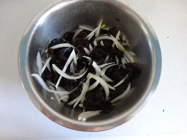撈汁木耳的做法-咸鮮味拌菜譜-易網健康養生網 撈汁木耳的做法-咸鮮味拌菜譜