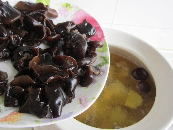 山藥木耳燉雞的做法-家常味燉菜譜