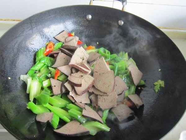 芹菜炒豬肝的做法-家常味炒菜譜-易網健康養生網 芹菜炒豬肝的做法-家常味炒菜譜